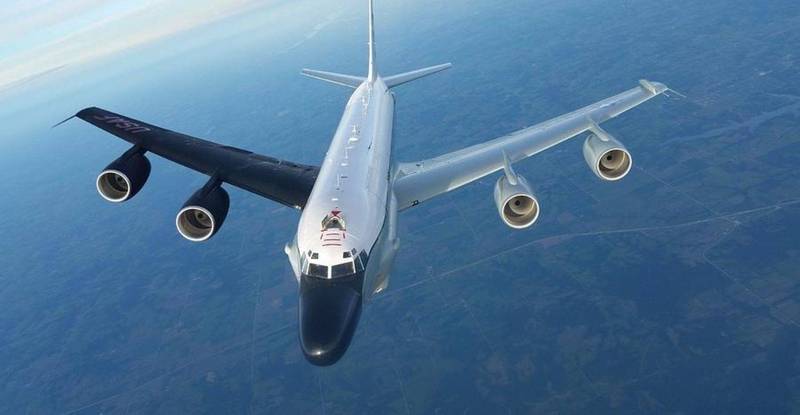 美國空軍RC-135S型眼鏡蛇球式（Cobra Ball）電子偵察機，也飛臨朝鮮半島東部海域，監視北韓發射洲際彈道飛彈的跡象等挑釁情況。（圖擷取自美國空軍官網）