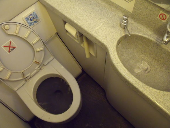 飞机上这样的厕纸千万别用 空姐揭“惊悚”真相