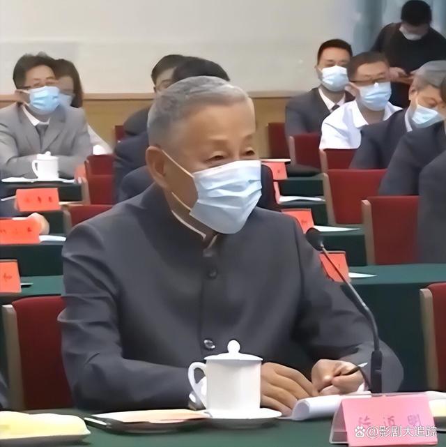 67岁陈道明登上新闻联播 持稿坐前排庄严讲话