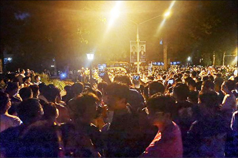 天津大学数百名学生26日在校园聚集，抗议政府和校方的防疫措施不公，现场甚至喊出「打倒习近平」的口号。（取自网路）