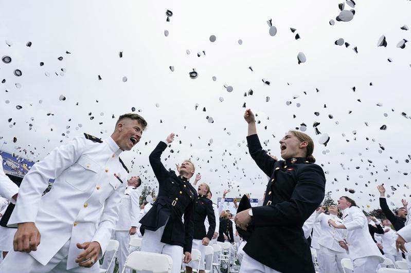 海軍官校應屆畢業生把帽子拋向天空，慶祝畢業。(美聯社)