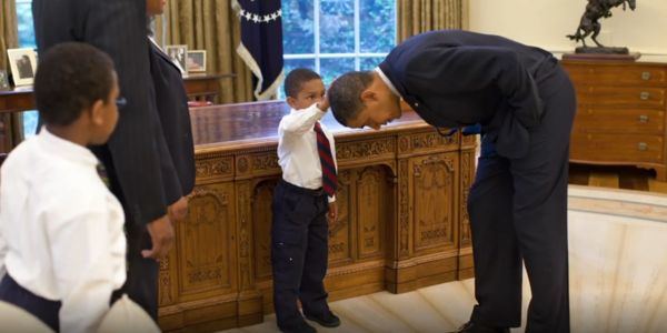 当年“摸头总统” 奥巴马恭喜大胆男孩高中毕业