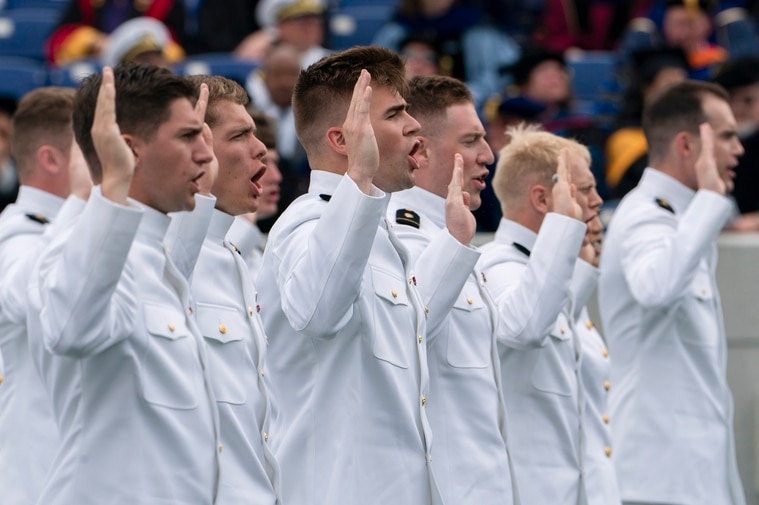 美國海軍官校畢業生宣誓捍衛美軍強大，維繫美國強權與世界和平。美聯社