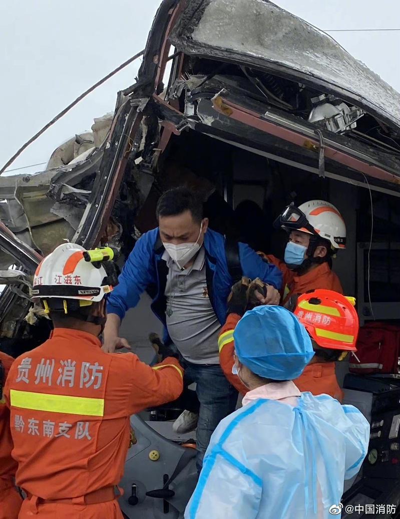 6月4日10時30分許，一輛途經貴州省黔東南州榕江縣的高鐵發生事故，當地消防救援支隊立即調派大批人員趕往現場救援。（取自《中國消防》微博）