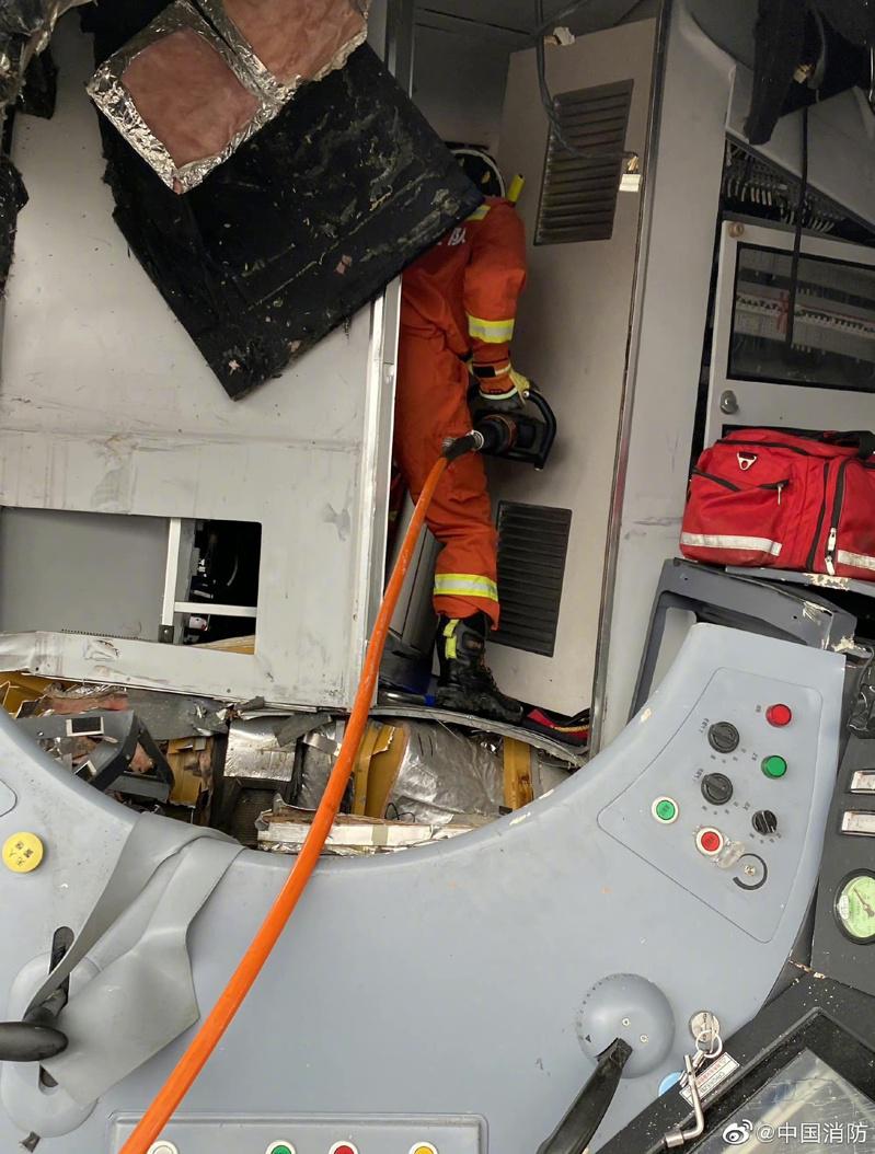 事故發生後，貴州消防救援人員以破壞工具撬開變形的車頭，疏散受困乘客。（取自《中國...