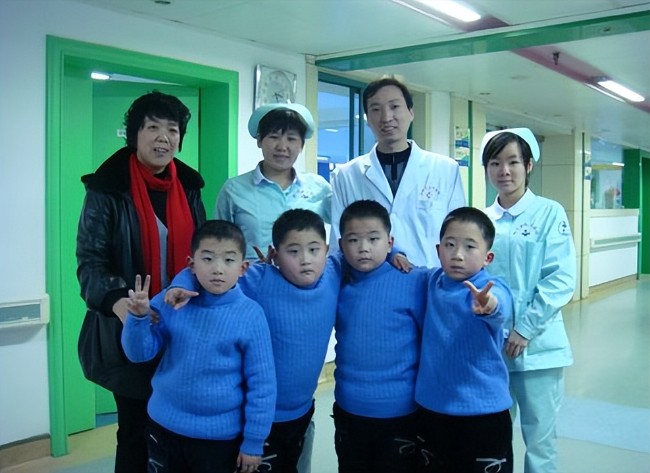 中国全男4胞胎：18年前大难不死 高考后感恩医院