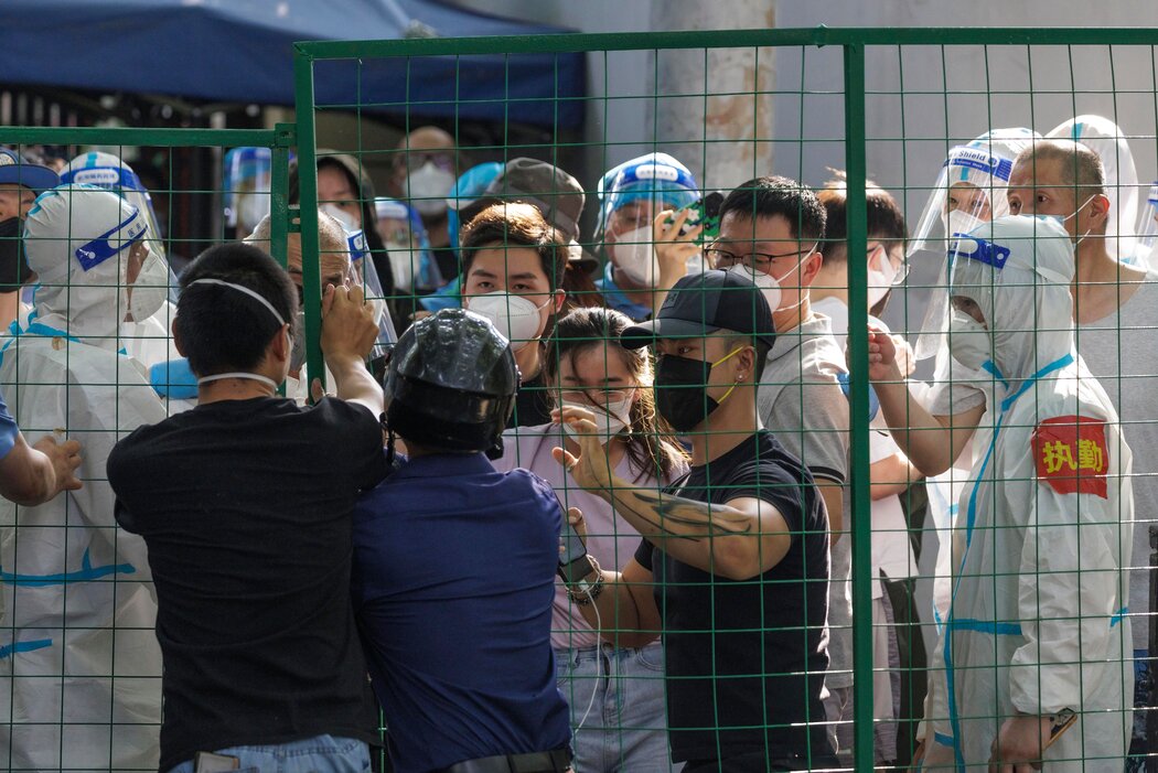 周一，在上海进行新一轮新冠封锁期间，试图突破隔离的民众。