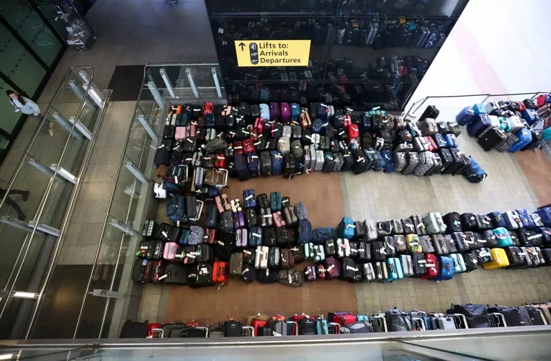 伦敦希斯洛机场出包 行李堆积如铺上地毯