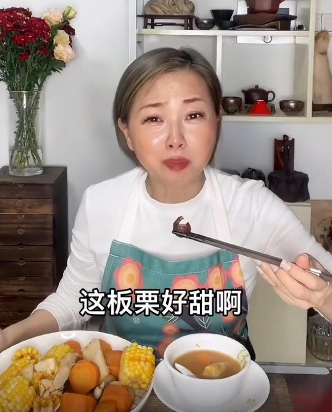 55岁港星刘玉翠逛菜市场 领退休金在内地定居
