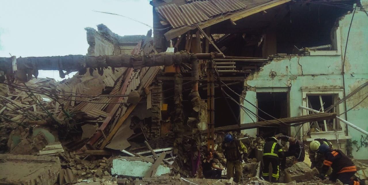 利西昌斯克市遭受俄軍連日來的砲擊，當地一間民宅被炸成廢墟，躲藏於屋內的民眾遭活活掩埋。   圖：擷自推特@f_o_r_Ukraine