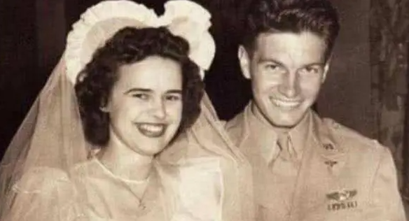飞行员丈夫二战失踪 妻子70年不嫁 知真相后泪崩