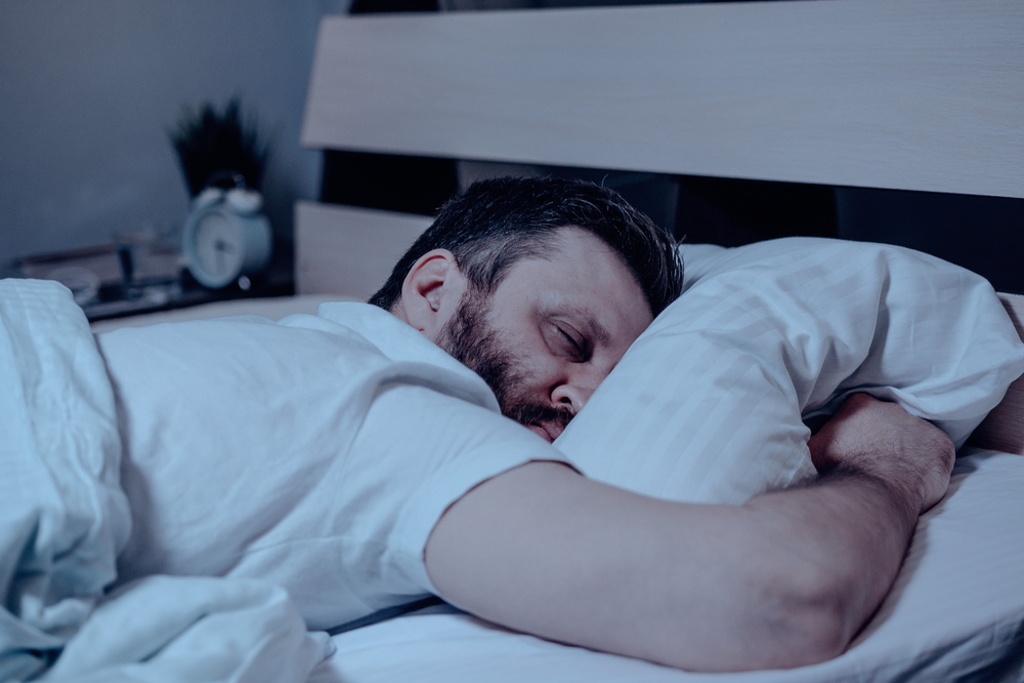 专家称「趴睡」是最糟糕、最危险的睡姿。示意图／shutterstock(photo:ChinaTimes)