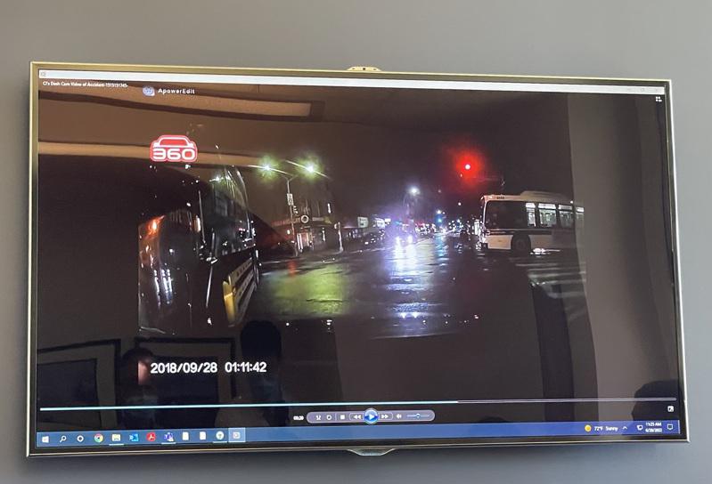监控路线显示，肇事者驾车撞击受害人的车辆左侧。（记者张心／摄影）