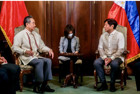 菲律宾新总统见王毅 正襟危坐像听话的小学生