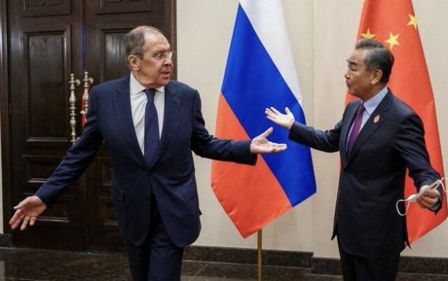 中俄外长会面的一张照片，惹得全网笑岔气
