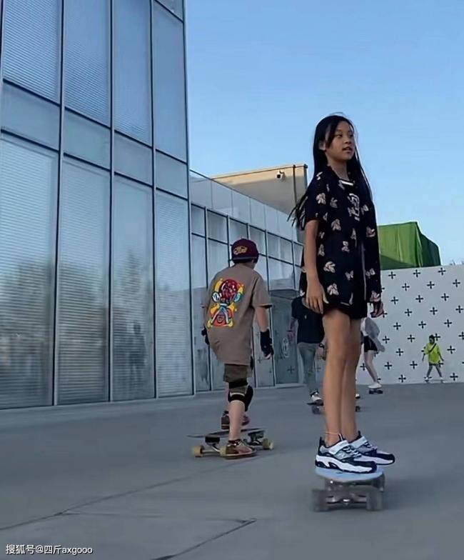 李小璐女儿甜馨玩滑板 9岁年纪身高赶上妈妈