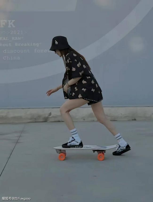 李小璐女儿甜馨玩滑板 9岁年纪身高赶上妈妈