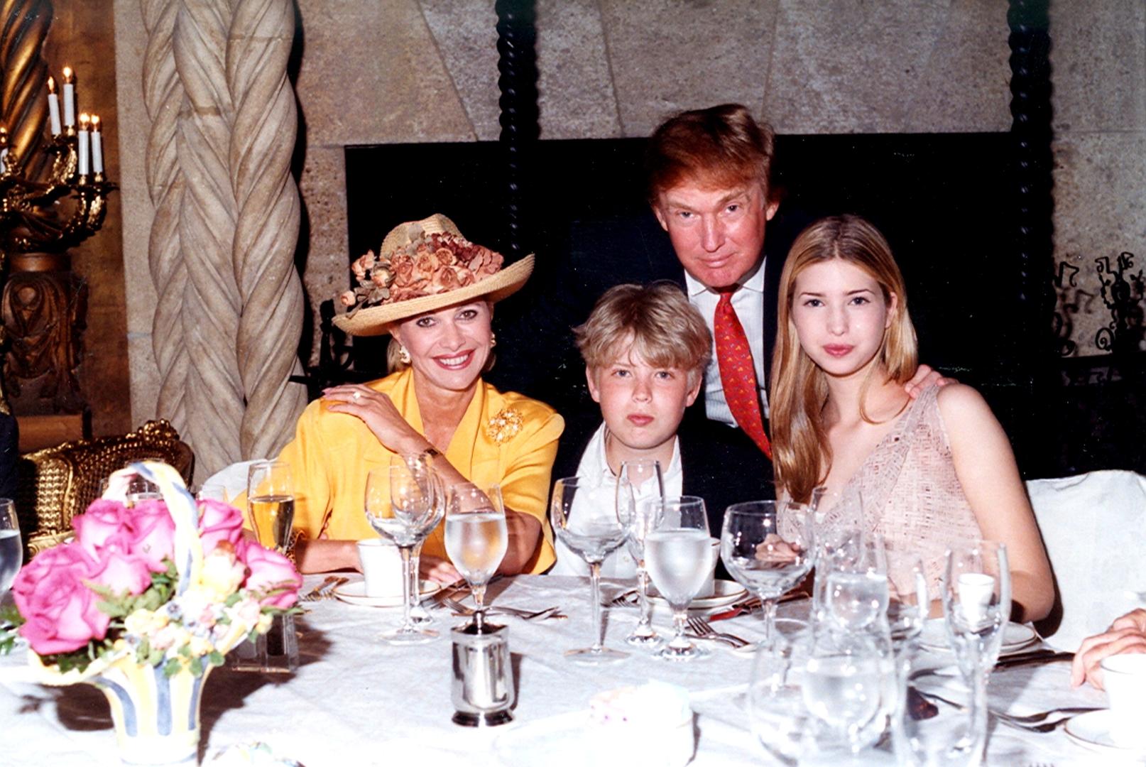 ↑1998年，伊凡娜与前夫特朗普及二儿子埃里克、大女儿伊万卡在一起