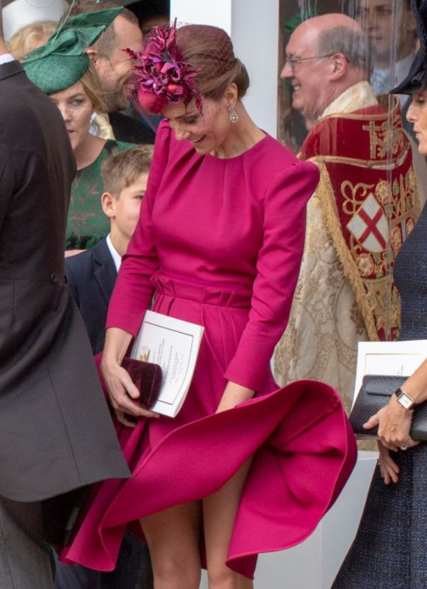 王室尴尬了：凯特王妃频频走光，更没眼看的是…