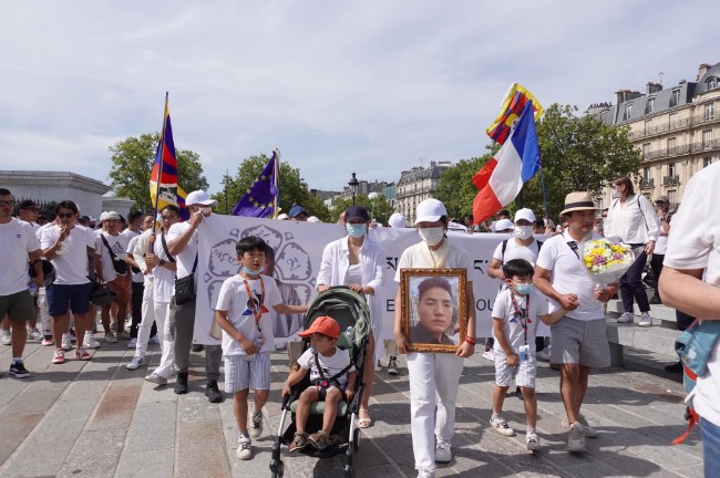 旅法藏人疑遭中国老板杀害 巴黎街头现抗中游行