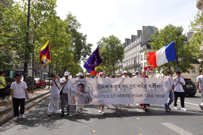 旅法藏人疑遭中国老板杀害 巴黎街头现抗中游行