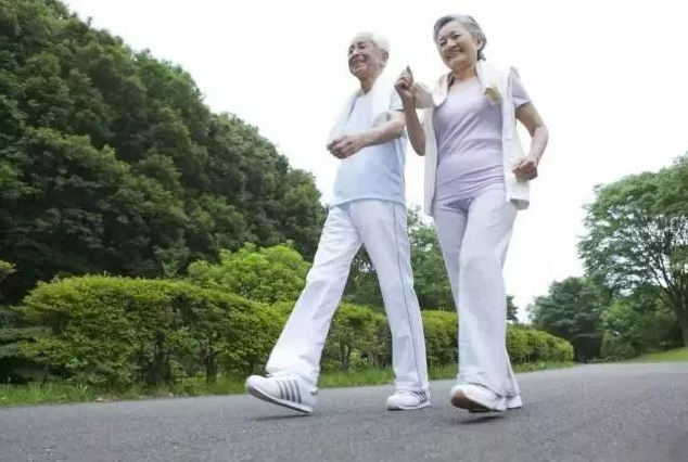 走路快慢看寿命？60岁后每天走“这个数”