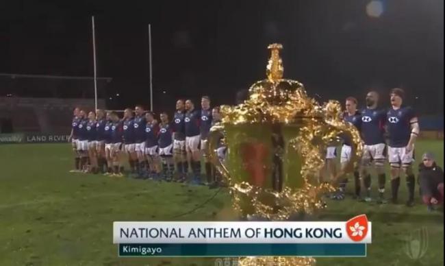 东亚杯一幕：11位香港队员几乎无一跟唱国歌....