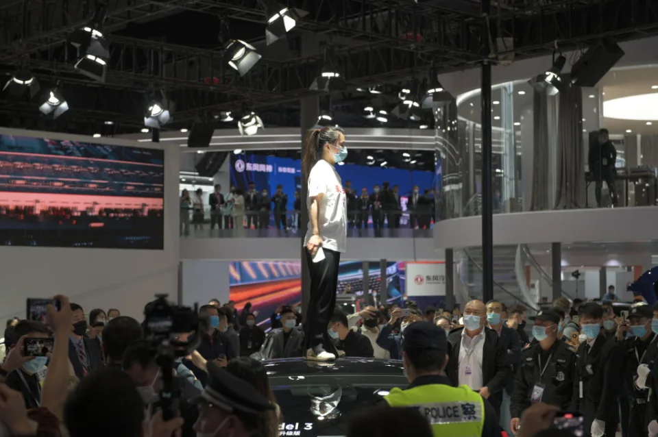 去年曾有一名Tesla女车主，在上海车展站上 Model 3 车顶大声抗议