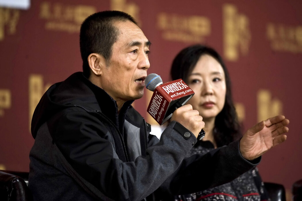 2011年，导演张艺谋和严歌苓在北京参加《金陵十三钗》的宣传活动。《金陵十三钗》是根据严歌苓的另一部小说改编的电影。