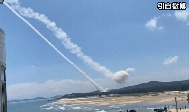 视频曝光：中国军演射了，一旁海滩都是人