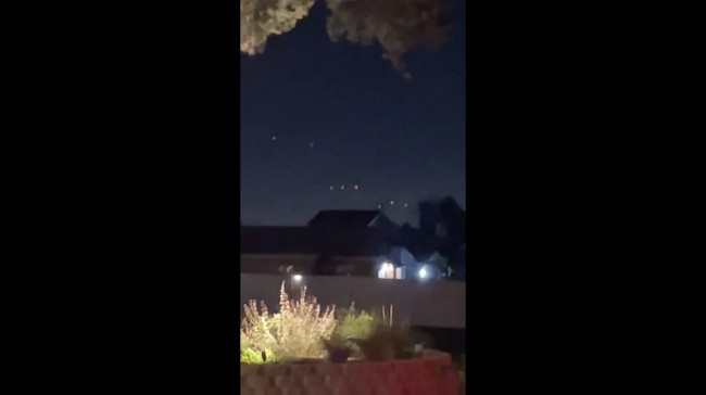 UFO造访？美国夜空惊见神秘光点 还会变换队形