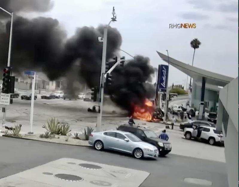 洛杉矶温莎山区重大车祸，司机高速闯红灯酿六车相撞，在一团火球中衝入路旁加油站，酿...