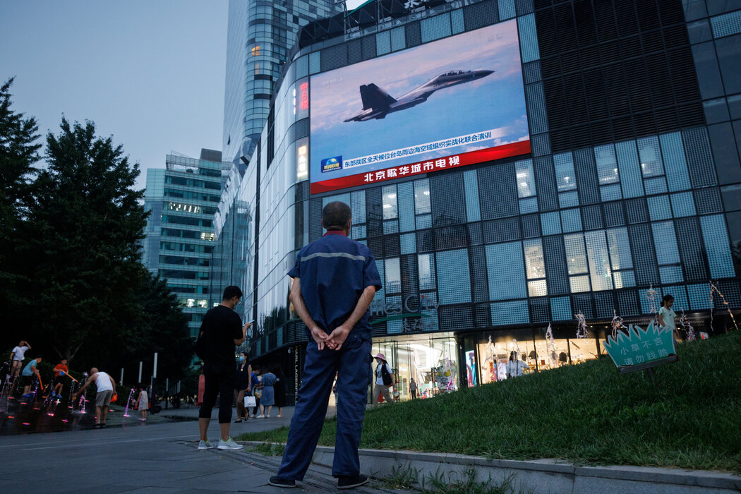 周三在北京，国家电视台播放了据称是一架中国战斗机在台湾附近的画面。