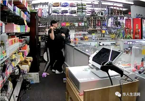 视频：22岁亚裔店主遭劫 先发制人连捅7刀降歹徒