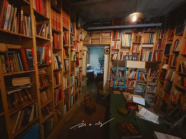 有何魅力？重庆一家破旧书店，竟成网红打卡点