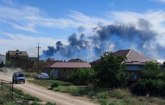 克里米亚俄空军基地遇袭  乌总统顾问表态