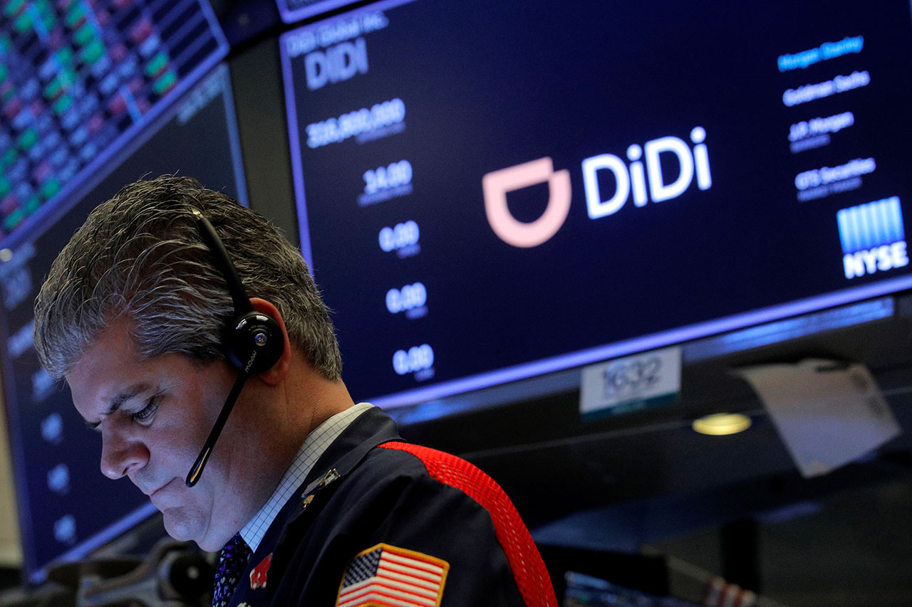 资料图片：2021年6月30日，一名交易员在美国纽约市纽约证券交易所 (NYSE)为中国网约车公司滴滴全球 (Didi Global Inc) 公开募股(IPO)期间工作。（路透社）
