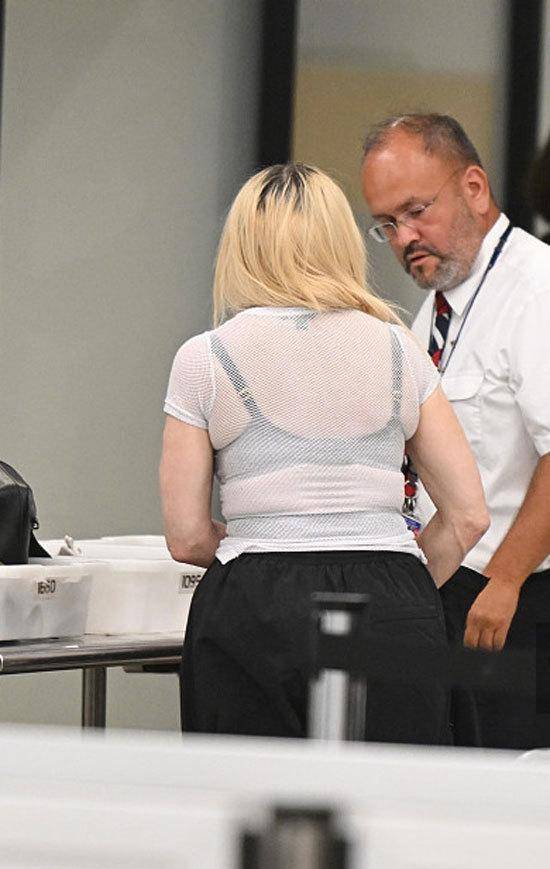 63岁麦当娜机场照曝光 穿透明T恤肉乎乎显年轻