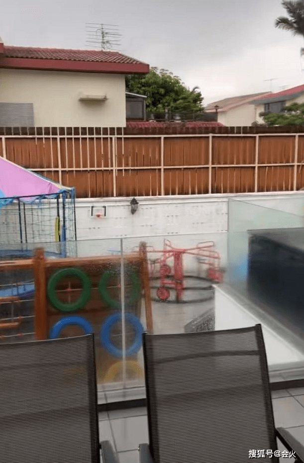 “阔太”张柏芝晒豪宅后院 泳池都是塑料的