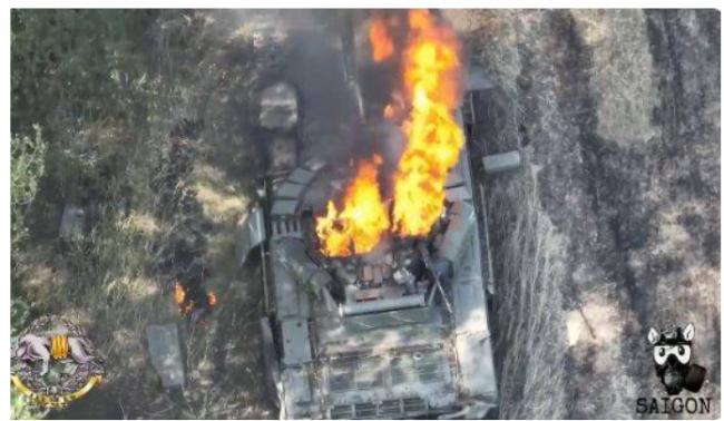 乌无人机来了 俄军T-72B3战车引发弹药爆燃