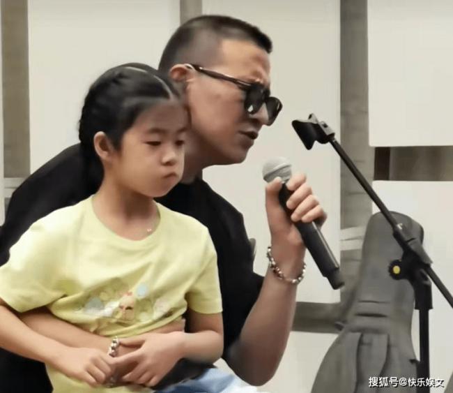 汪峰7岁女儿醒醒任音乐总监 指导工作显霸气
