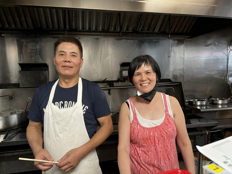 店主甄振培(左)和谭艳娟在饺子馆的开放厨房内。(记者张晨／摄影)