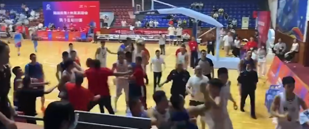 突发：篮球决赛爆群殴，有人流血，特警到场