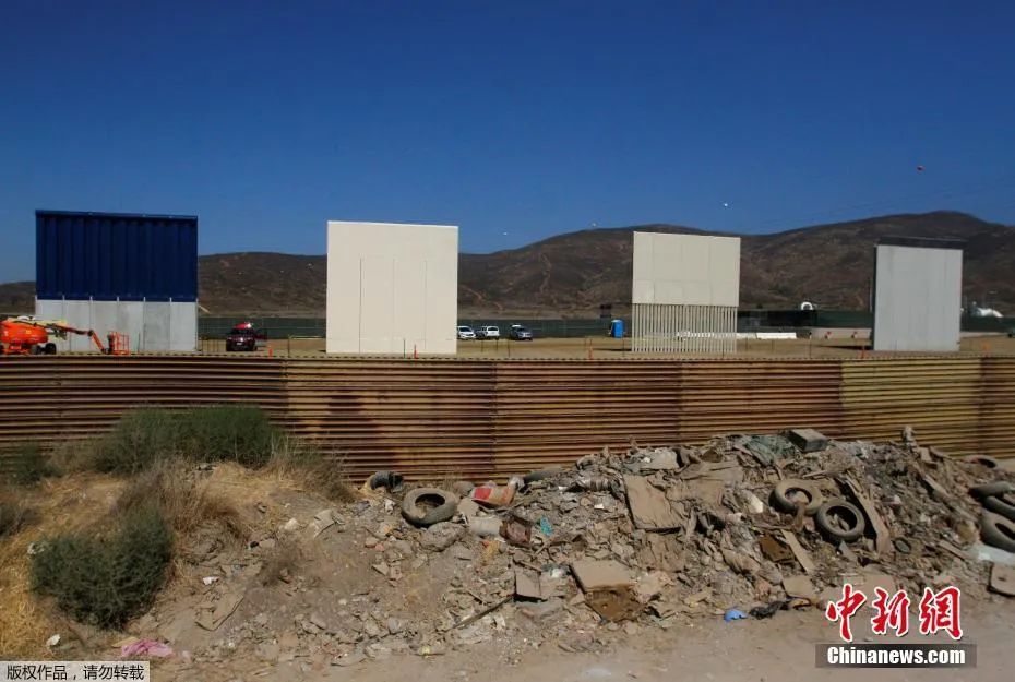 资料图：墨西哥提华纳，从墨西哥一侧拍摄美墨边境墙样品。