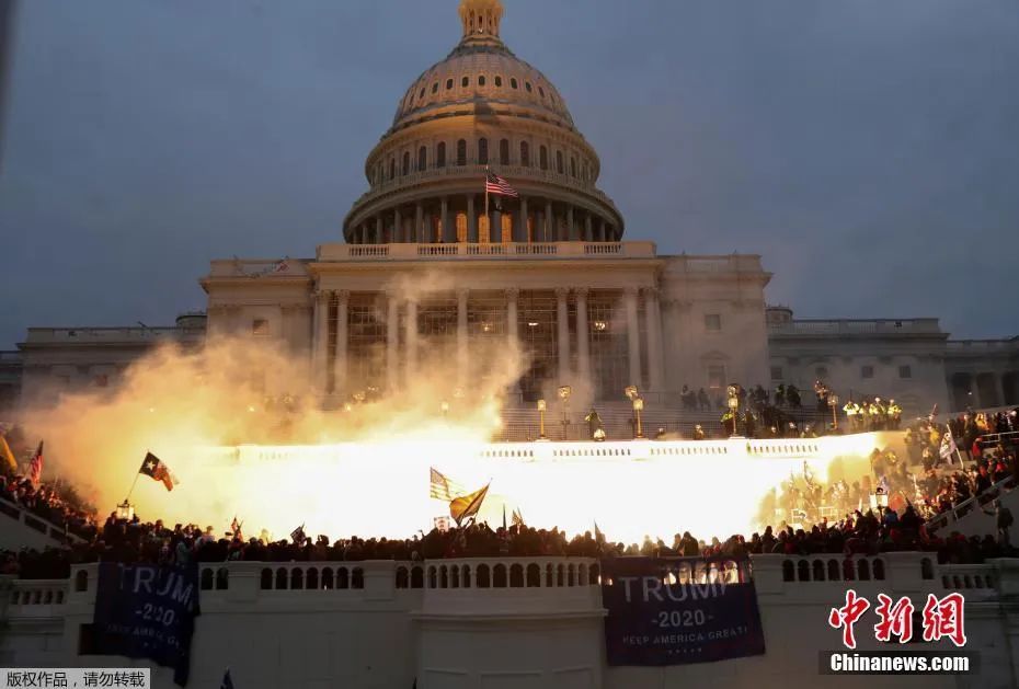 当地时间2021年1月6日，特朗普支持者强闯美国国会大厦，引发大规模骚乱。