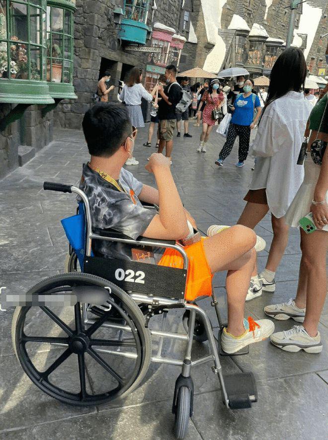 曝光的画面中王思聪一直坐在轮椅上，但双腿看上去并没有什麽问题，他甚至还翘起了二郎...