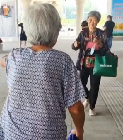 104岁母亲车站接77岁女儿，这一幕全网看哭