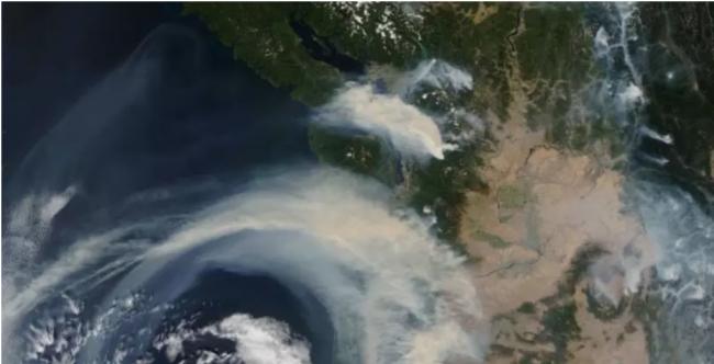 卑诗山火引发浓浓烟雾 太空上都看得到