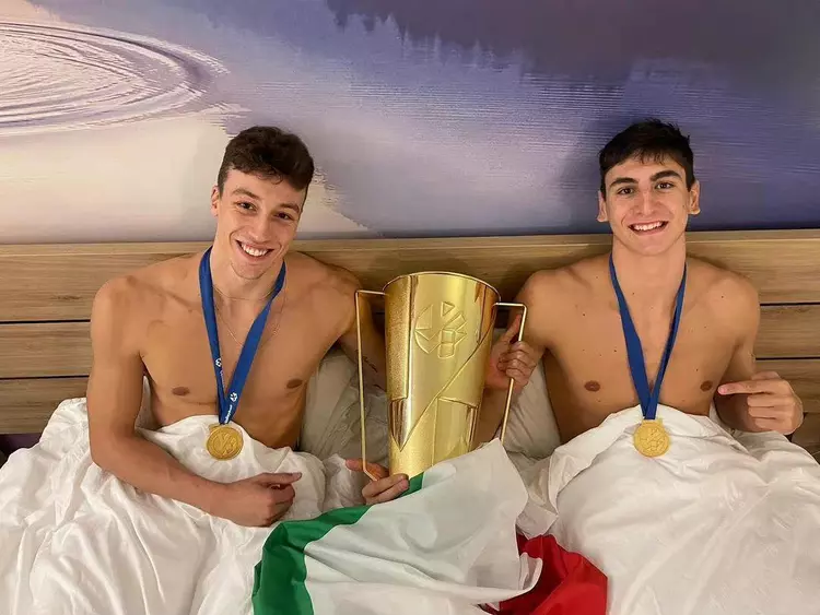 意大利男排世锦赛夺冠，瞧瞧好基友的炫牌方式