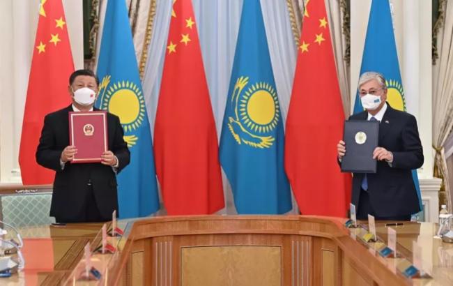 习近平与哈总统签署联合声明，已抵乌兹别克斯坦